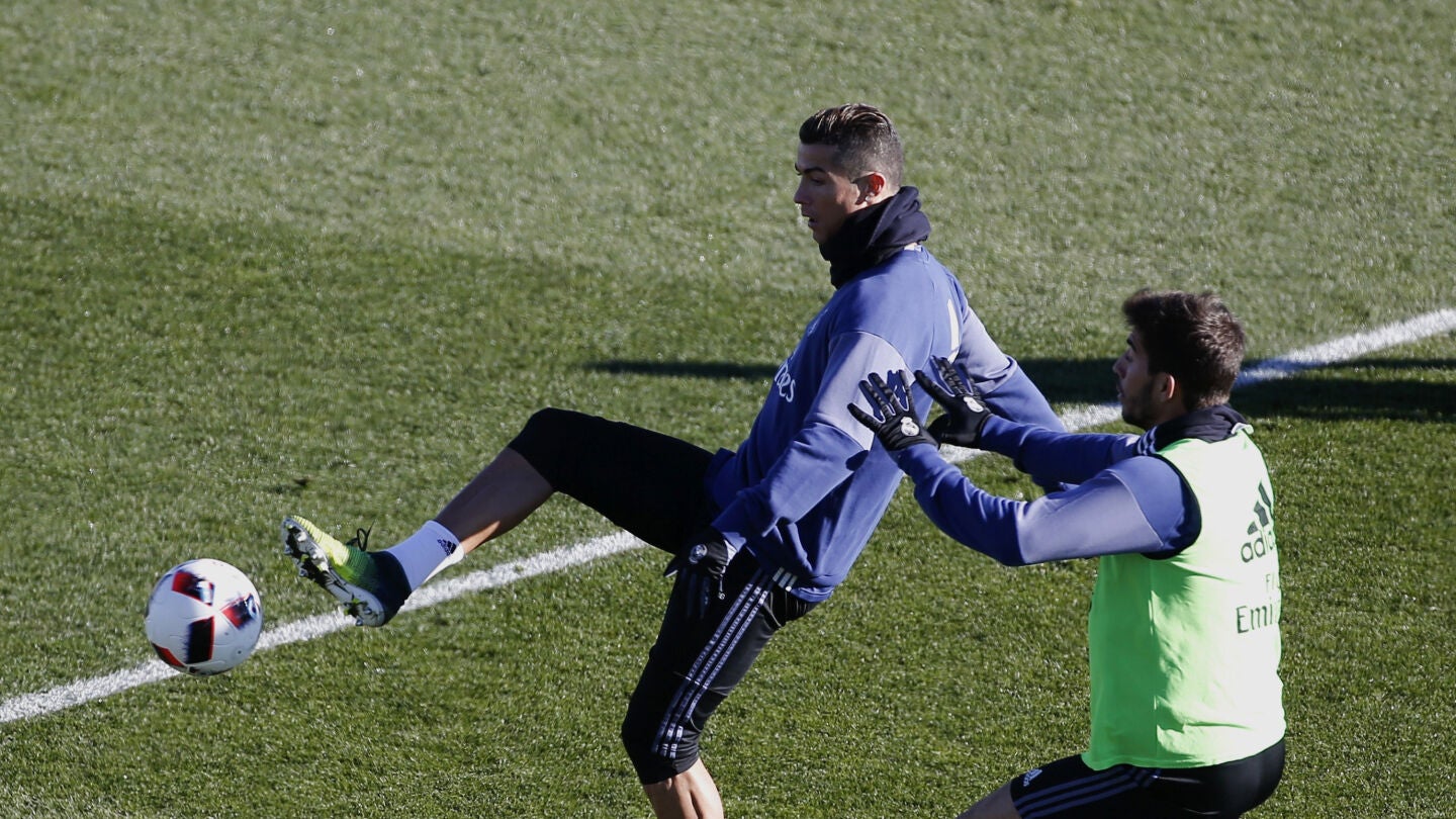 Cristiano Ronaldo intenta controlar el bal&oacute;n durante un entrenamiento