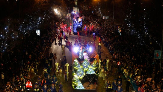 Dos de las carrozas reales durante la cabalgata de los Reyes Magos del a&ntilde;o pasado.
