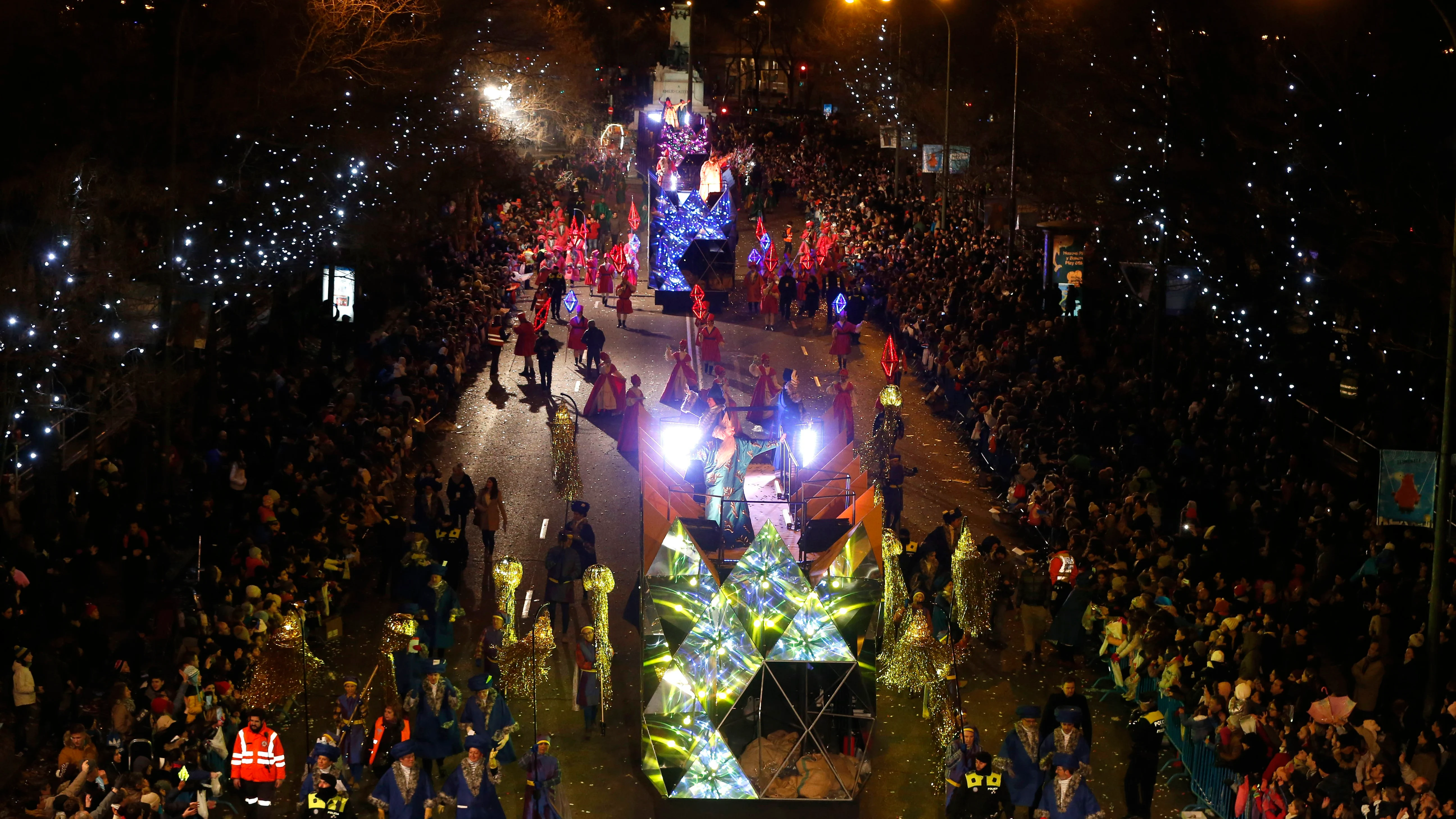 Dos de las carrozas reales durante la cabalgata de los Reyes Magos del año pasado.