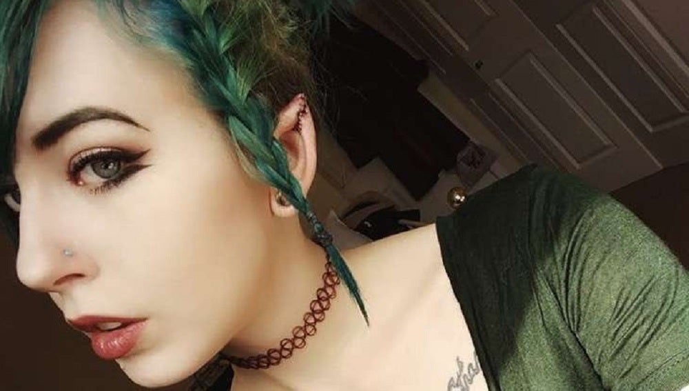 Una joven se someterse a tres operaciones de cirugía estética para tener  orejas de elfo