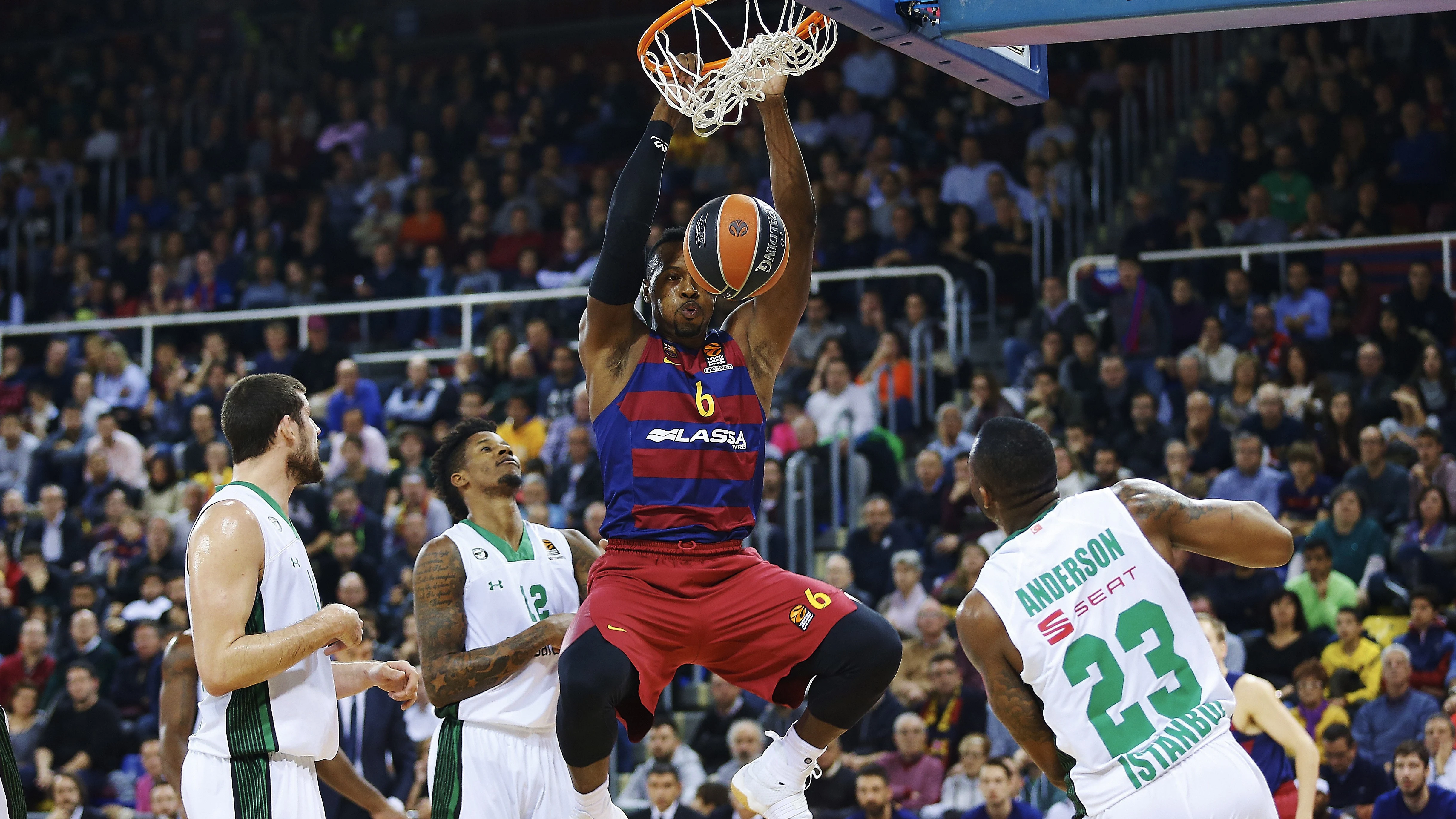 Joey Dorsey hace un mate ante el Darussafaka