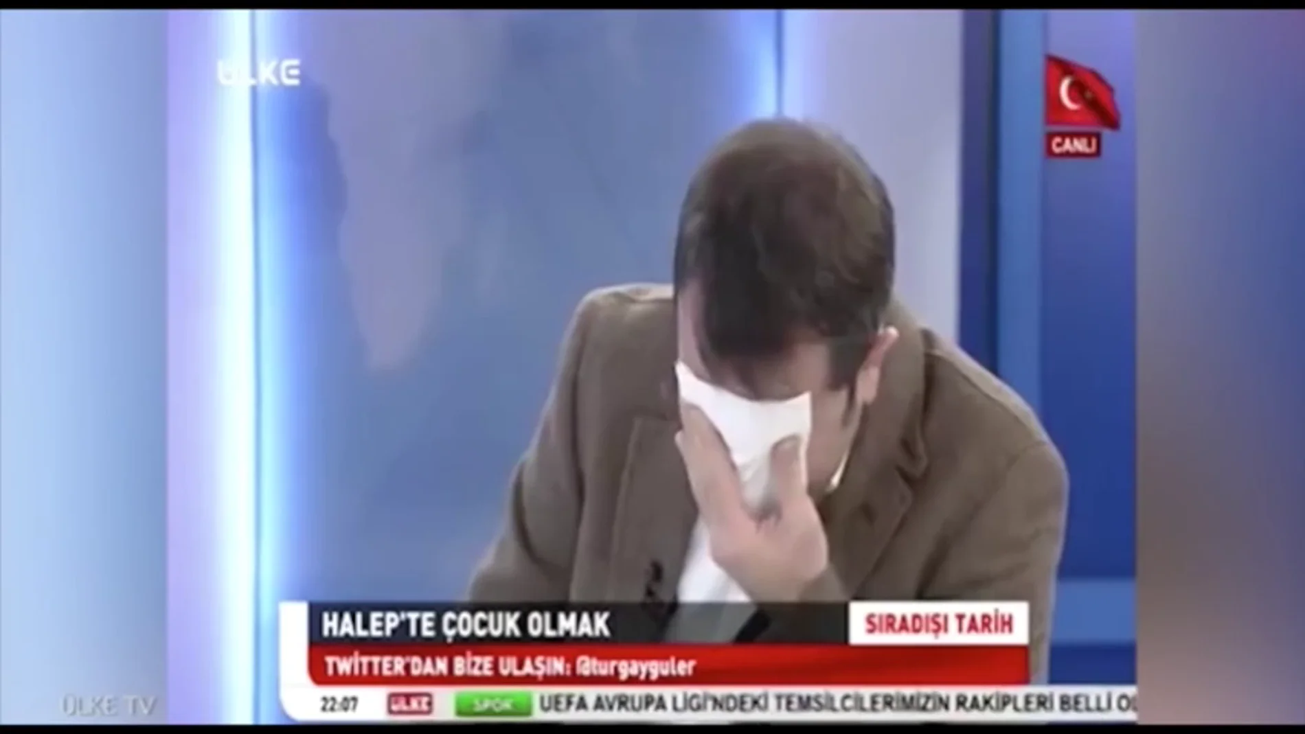 Frame 44.349216 de: Un periodista turco se echa a llorar en televisión tras ver las duras imágenes de un niño operado sin anestesia en Siria