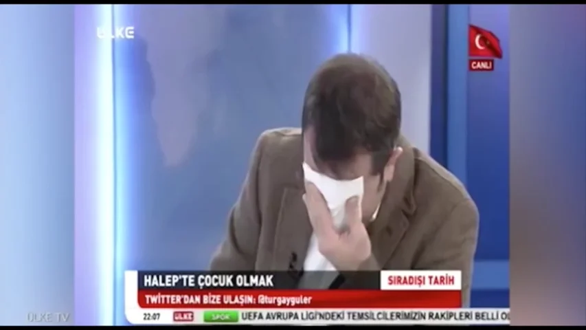 Frame 44.349216 de: Un periodista turco se echa a llorar en televisión tras ver las duras imágenes de un niño operado sin anestesia en Siria