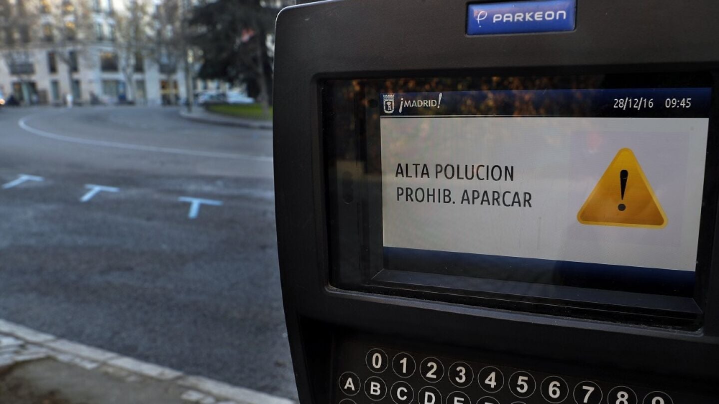 Un parquimetro en la zona centro avisa a los usuarios de la prohibici&oacute;n