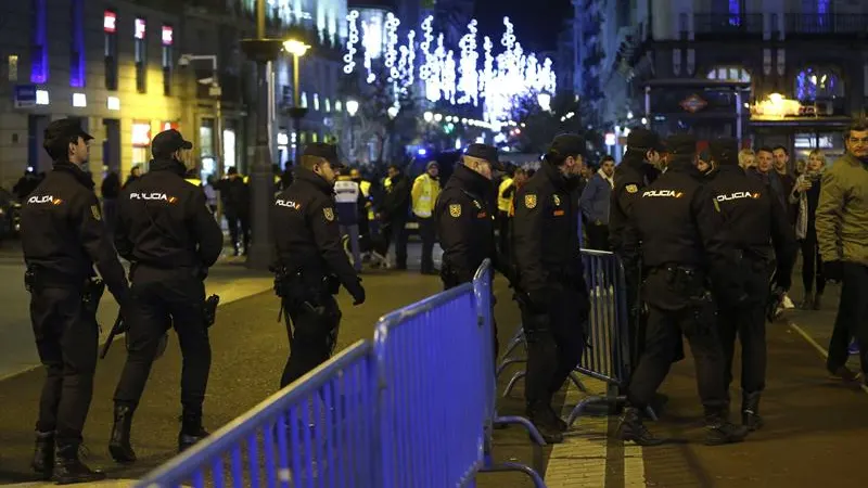 La Policía Nacional desaloja la Puerta del Sol