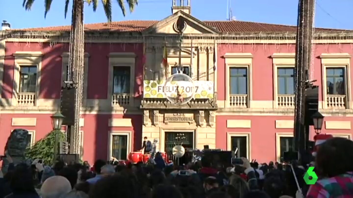 Frame 9.379532 de: En la localidad Gallega de Vilagarc&iacute;a los vecinos ya han despedido el 2016