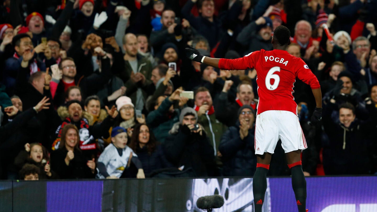 Pogba celebra su gol contra el Middlesbrough con la afici&oacute;n del United