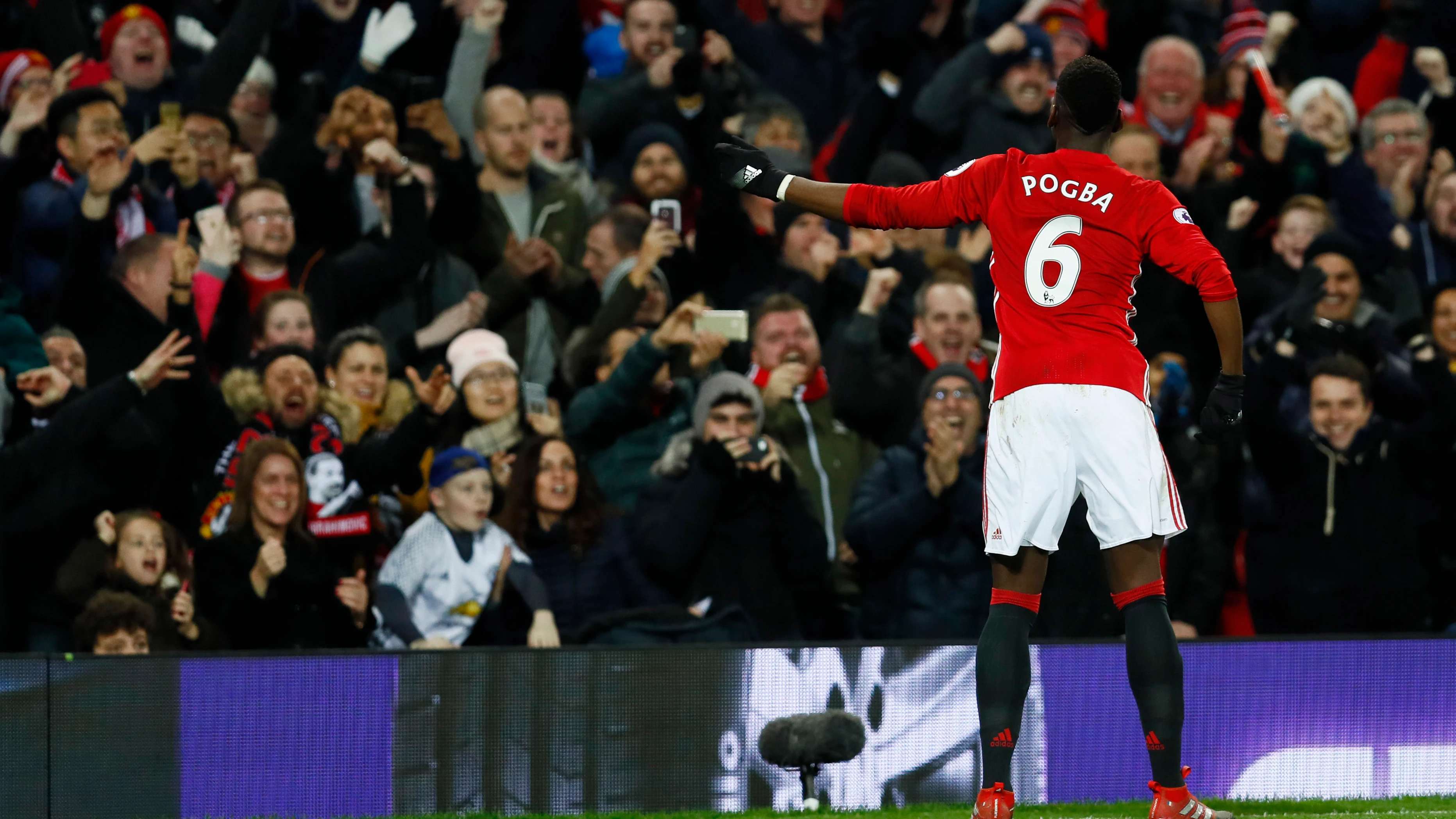 Pogba celebra su gol contra el Middlesbrough con la afición del United