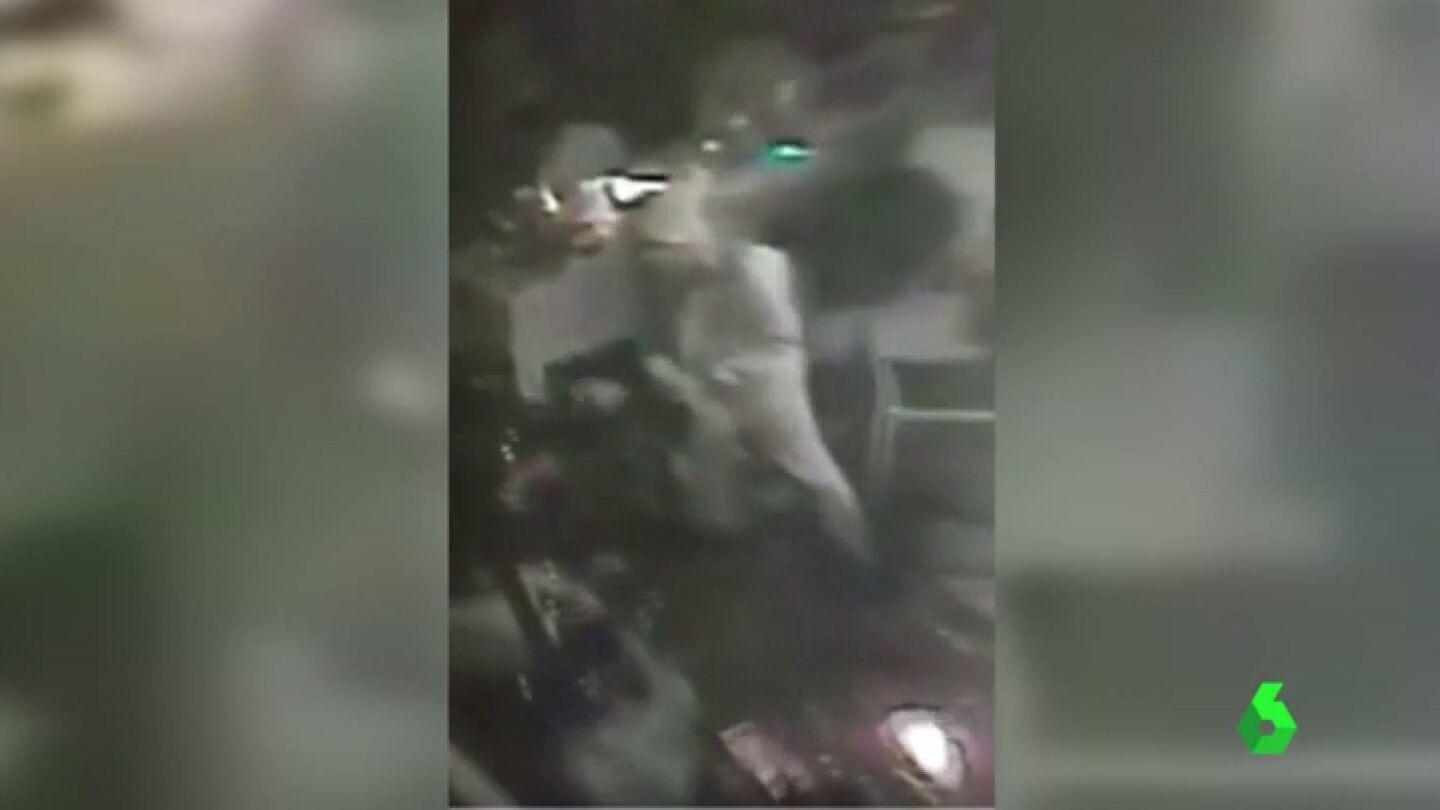 Frame 0.89963 de: Las autoridades turcas buscan al presunto autor de la masacre en una discoteca de Estambul