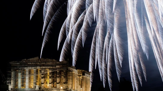 Fuegos artificiales sobre el Partenón, en Grecia, para recibir al nuevo año Festejos de Nochevieja
