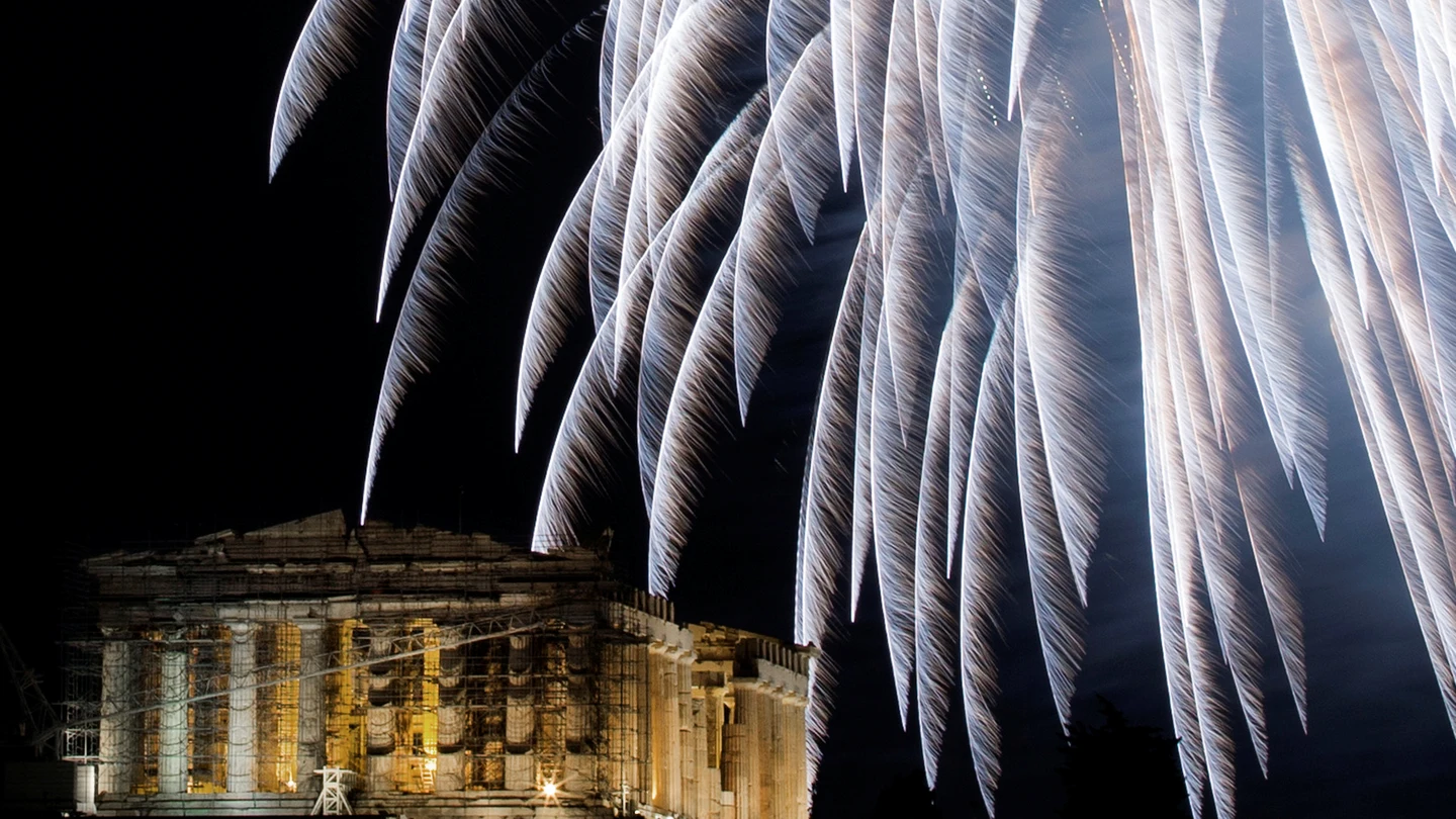 Fuegos artificiales sobre el Partenón, en Grecia, para recibir al nuevo año Festejos de Nochevieja