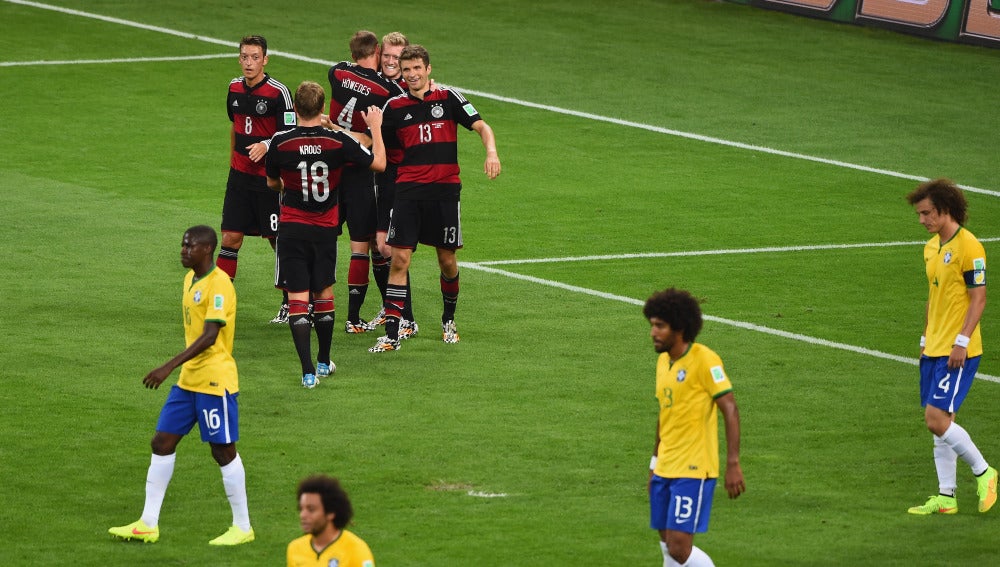 Los jugadores de Alemania celebran uno de los siete goles que metieron a Brasil en el Mundial 2014