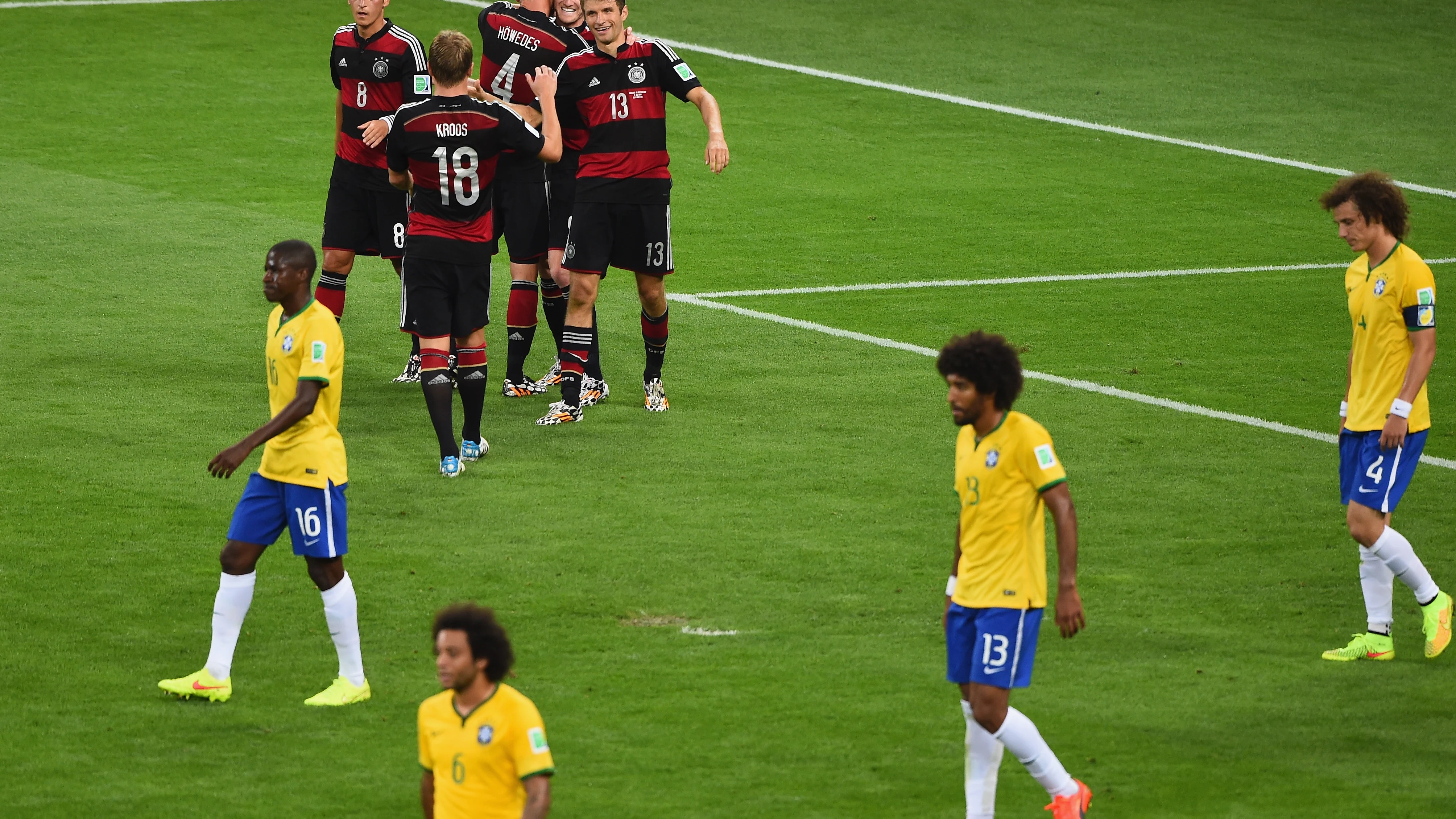 Los jugadores de Alemania celebran uno de los siete goles que metieron a Brasil en el Mundial 2014