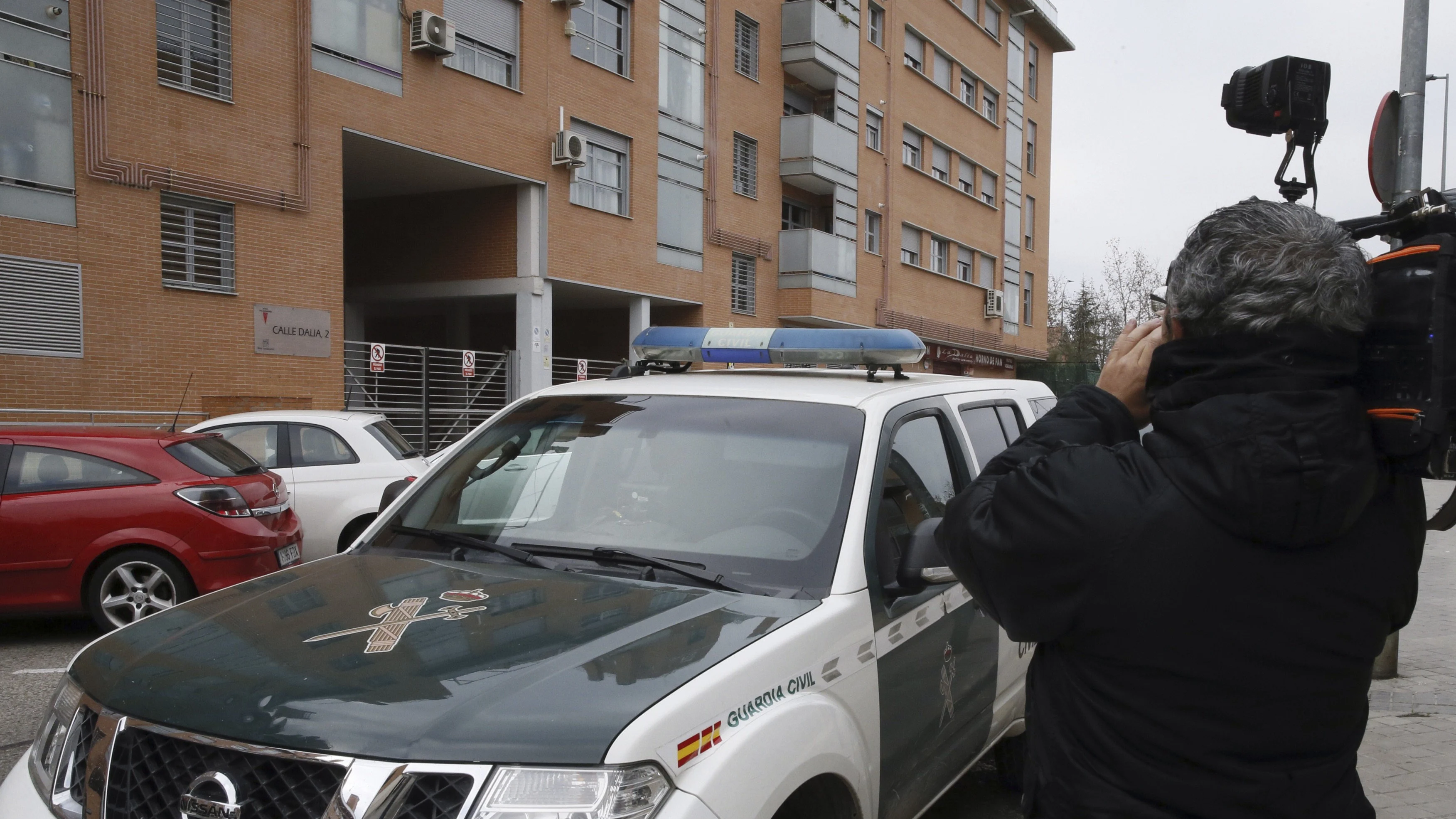 Portal de la vivienda donde ha sido asesinada una mujer en Rivas