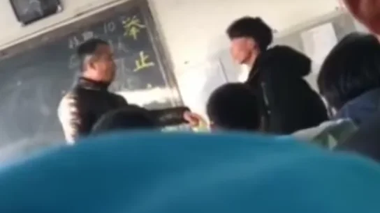 Un profesor golpea a un alumno en China Un profesor golpea a un alumno en China