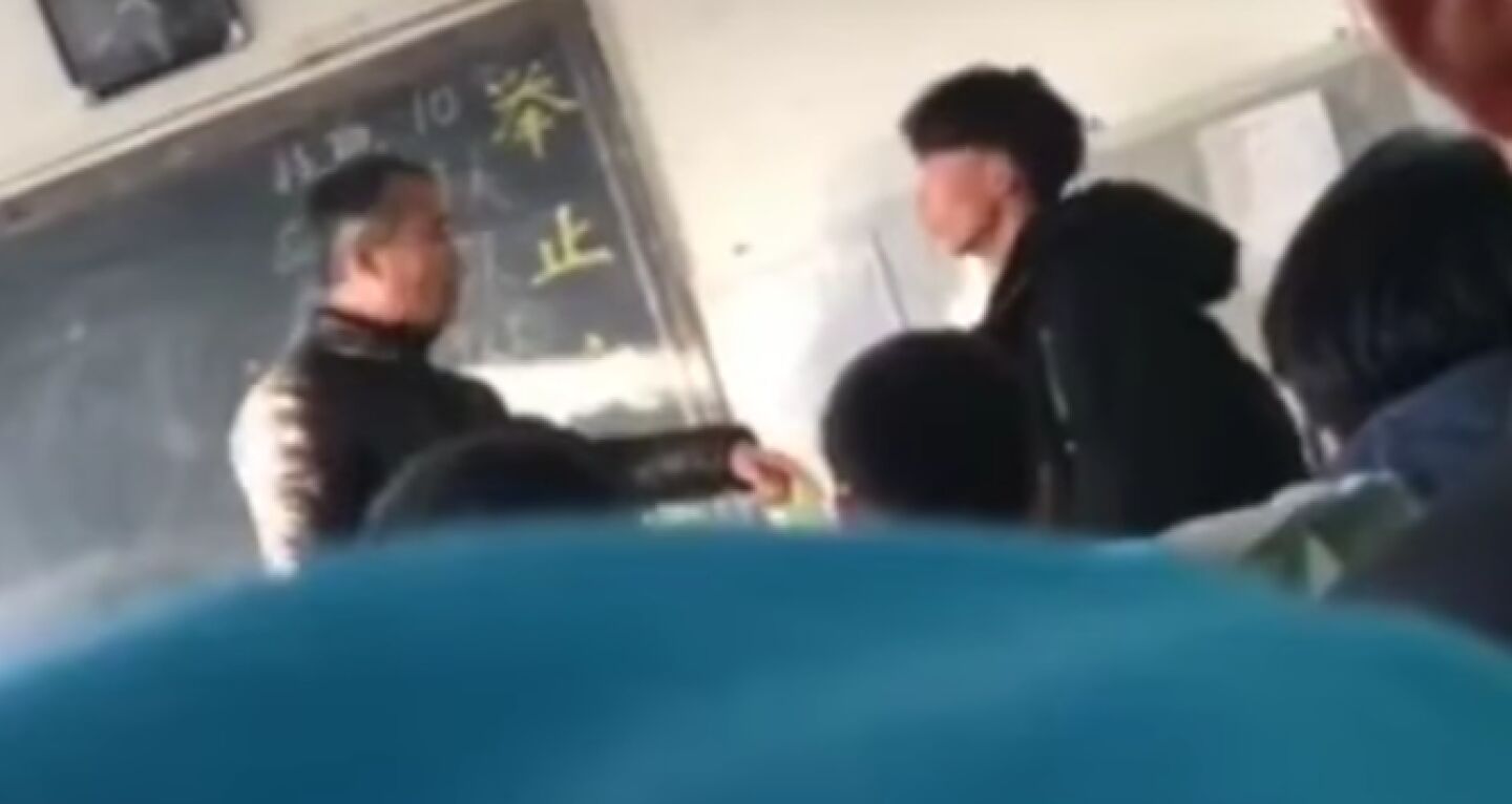 Un profesor golpea a un alumno en China