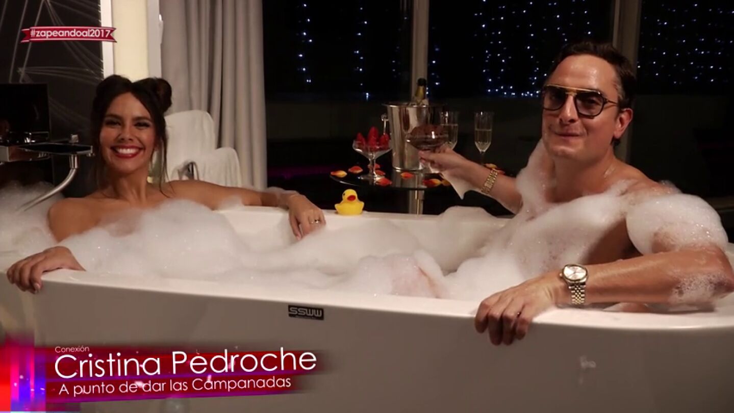 Frame 55.527906 de: Una sensual Cristina Pedroche sorprende con un 'vestido de espuma' antes de dar las Campanadas: "As&iacute; ya me quedo desvestida"