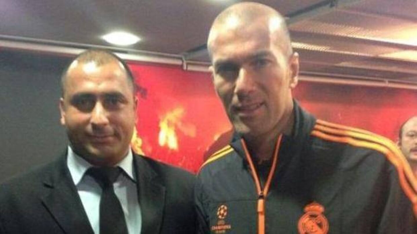 Fatih &Ccedil;akmak, junto a Zidane, en la visita del Madrid a Estambul en septiembre de 2013 
