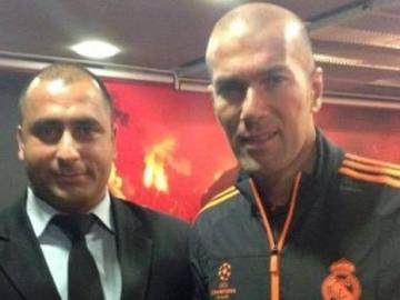 Fatih Çakmak, junto a Zidane, en la visita del Madrid a Estambul en septiembre de 2013 Fatih Çakmak, junto a Zidane, en la visita del Madrid a Estambul en septiembre de 2013