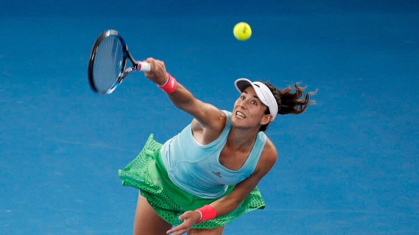 Garbi&ntilde;e Muguruza ejecuta un saque durante su partido
