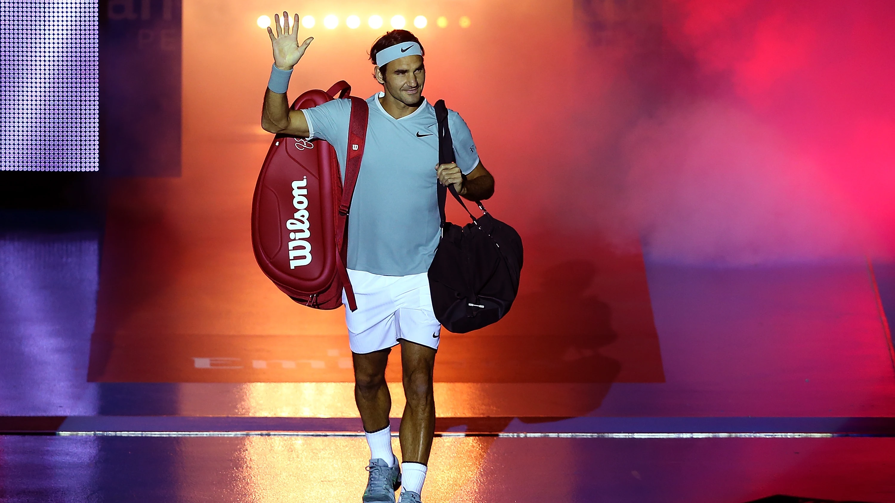 Roger Federer saluda a los aficionados en su vuelta a las pistas Roger Federer saluda a los aficionados en su vuelta a las pistas