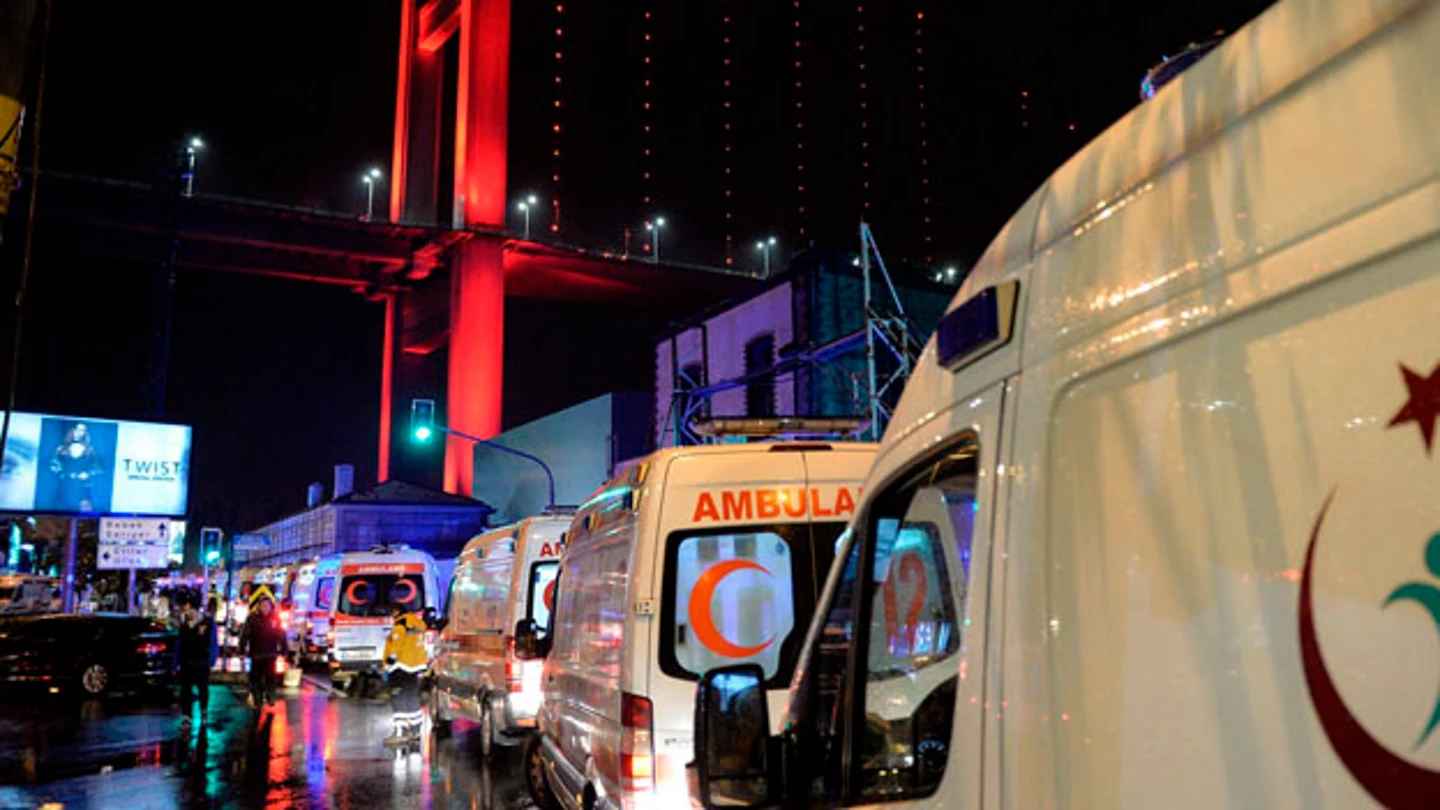 Despliegue de ambulancias en el lugar del ataque de Estambul Despliegue de ambulancias en el lugar del ataque de Estambul