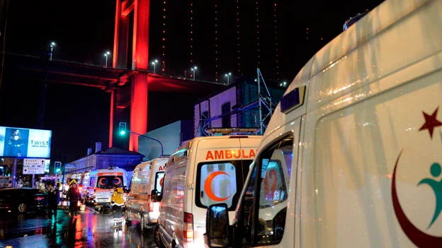 Despliegue de ambulancias en el lugar del ataque de Estambul