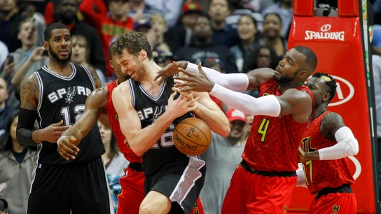 Pau Gasol lucha un rebote con Millsap Pau Gasol lucha un rebote con Millsap