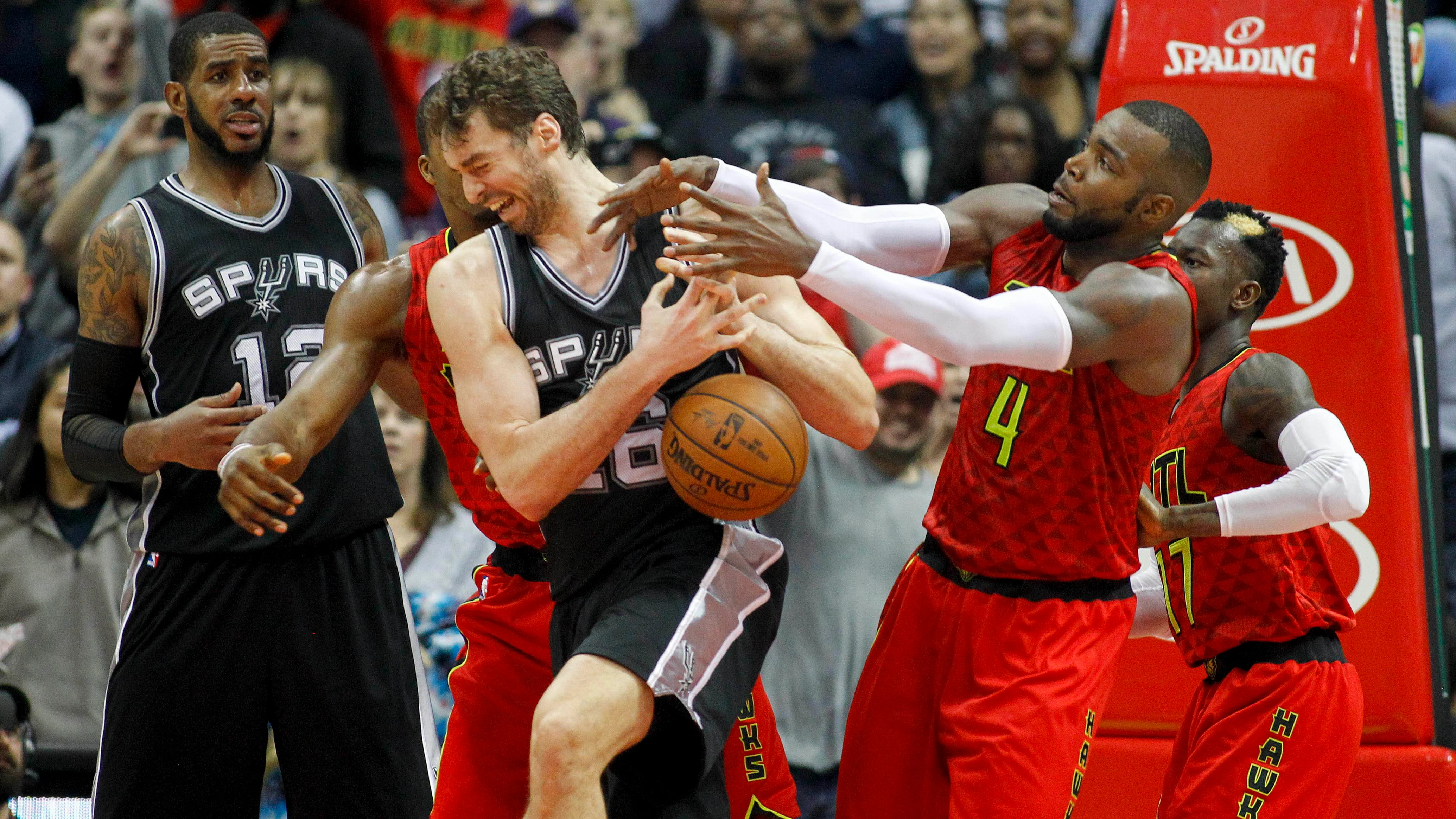 Pau Gasol lucha un rebote con Millsap