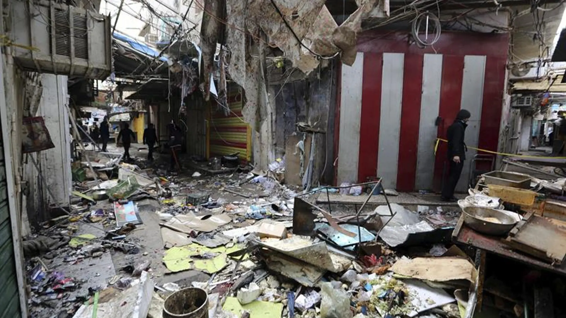 Varios iraquíes inspeccionan el lugar del atentado