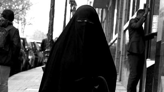 Una mujer con burka Una mujer con burka