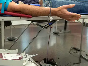 Una persona donando sangre Una persona donando sangre