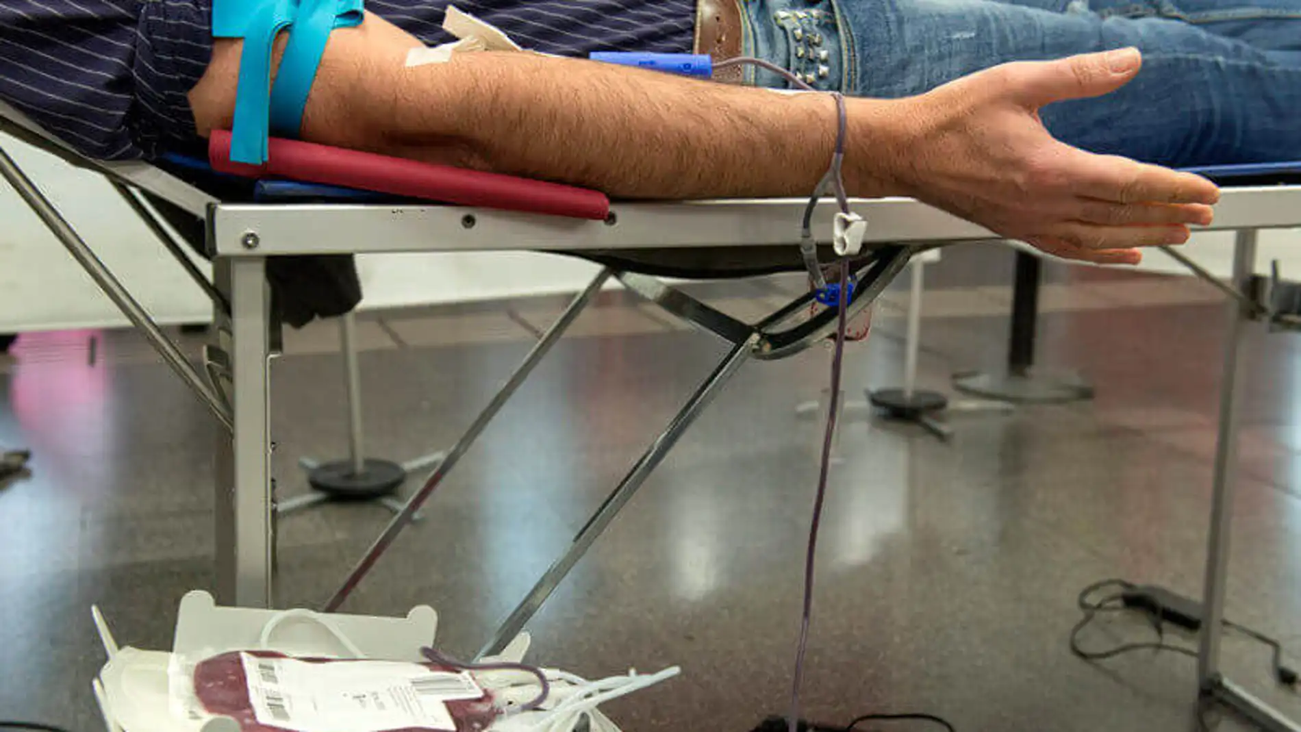 Una persona donando sangre