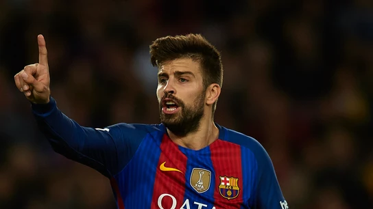 Gerard Piqué protesta una acción en un partido con el Barça Gerard Piqué protesta una acción en un partido con el Barça