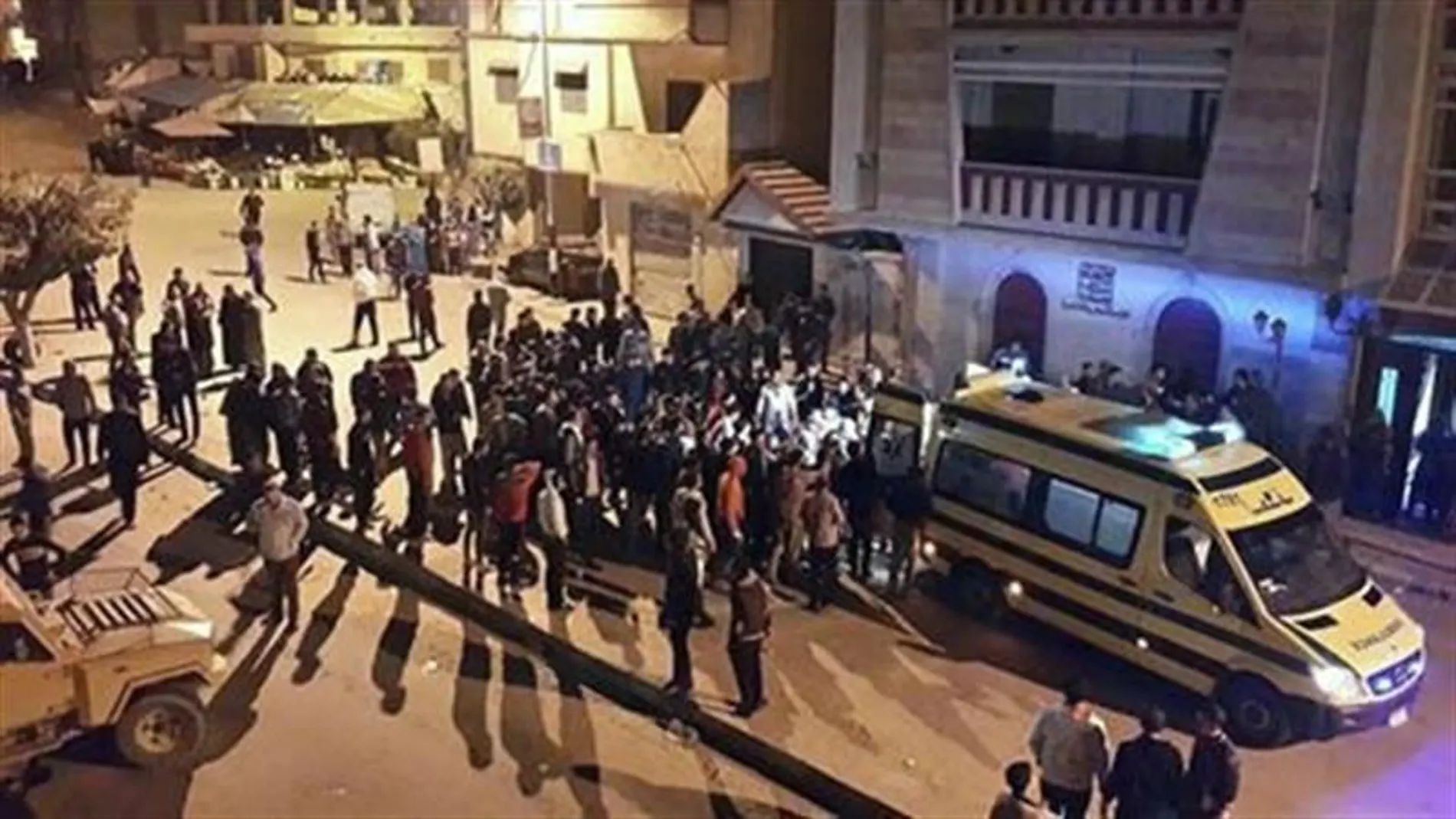 Médicos y curiosos se congregan en el lugar de un atentado registrado hace un año en Arish, capital del Sinaí en Egipto