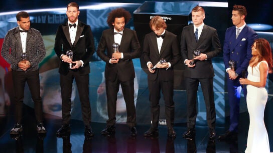 Alves posa con los cinco jugadores del Real Madrid en la gala en Z&uacute;rich