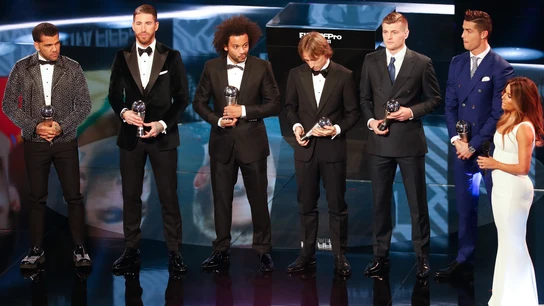 Alves posa con los cinco jugadores del Real Madrid en la gala en Zúrich Alves posa con los cinco jugadores del Real Madrid en la gala en Zúrich