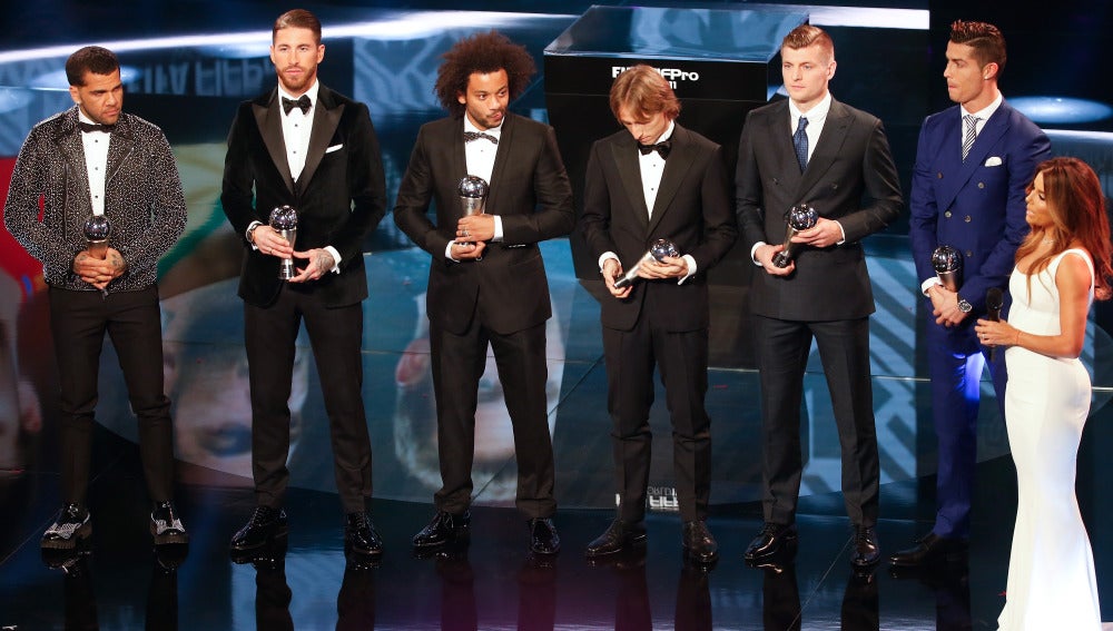 Alves posa con los cinco jugadores del Real Madrid en la gala en Zúrich