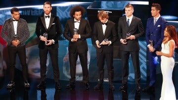 Alves posa con los cinco jugadores del Real Madrid en la gala en Zúrich
