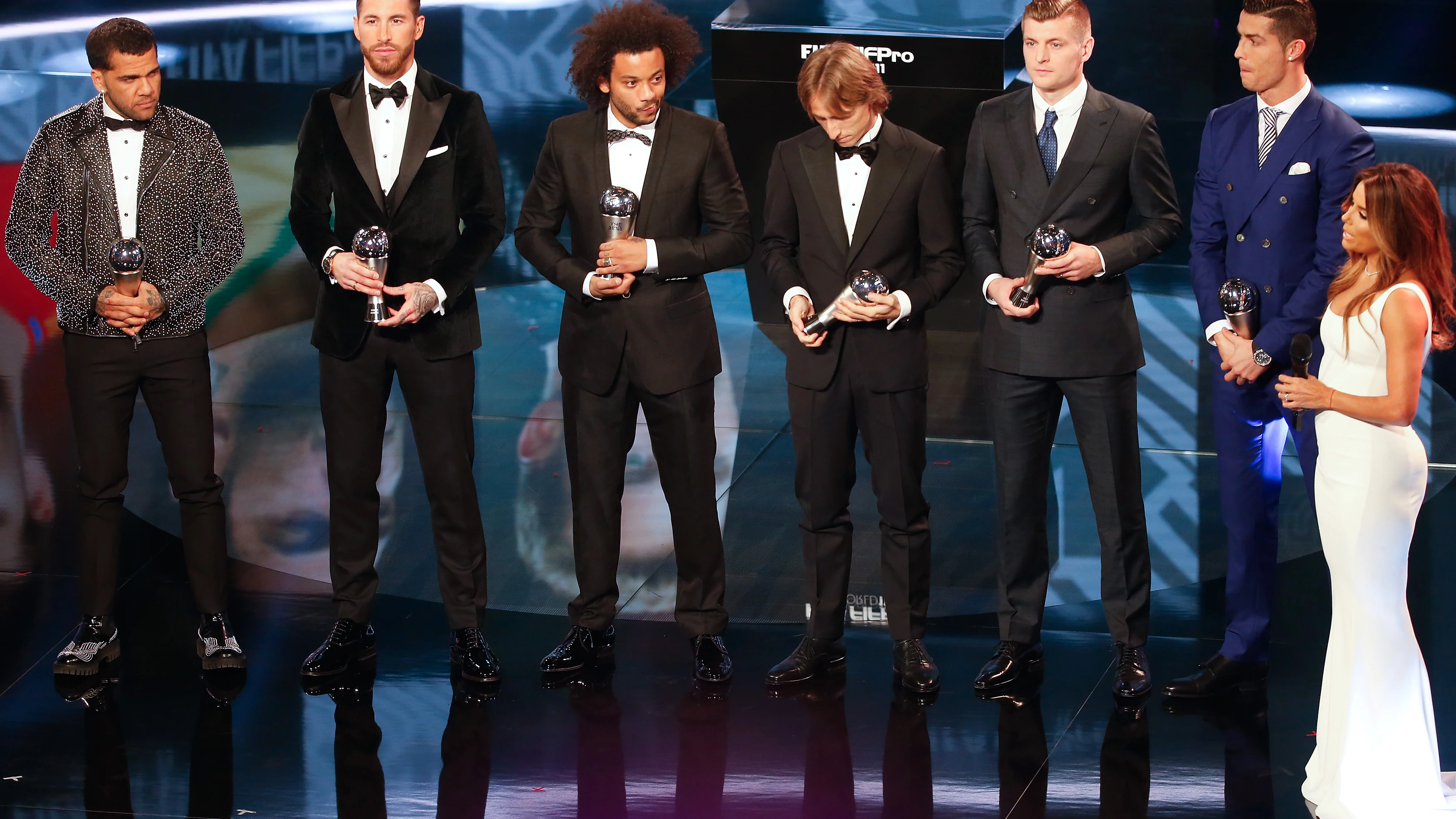 Alves posa con los cinco jugadores del Real Madrid en la gala en Zúrich Alves posa con los cinco jugadores del Real Madrid en la gala en Zúrich