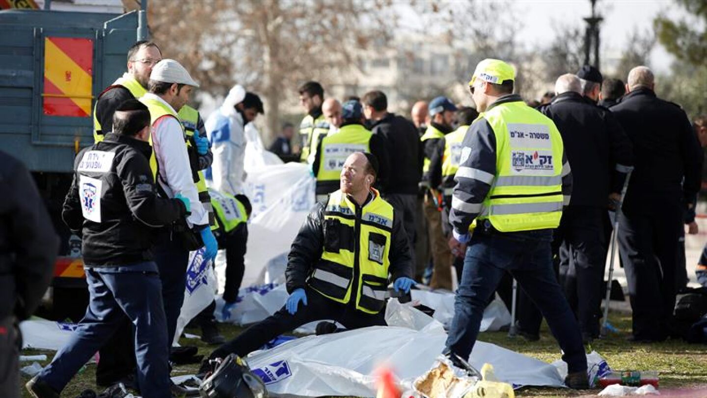 Las autoridades atienden a las v&iacute;ctimas del ataque con cami&oacute;n en Jerusal&eacute;n