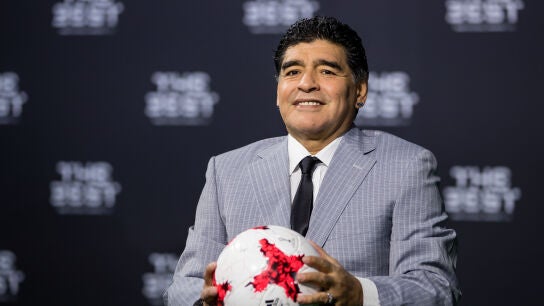 Maradona posando con un bal&oacute;n en los premios 'The Best'