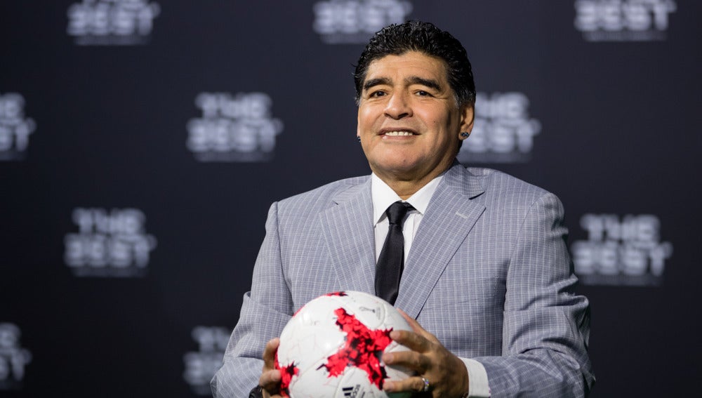 Maradona posando con un balón en los premios 'The Best'
