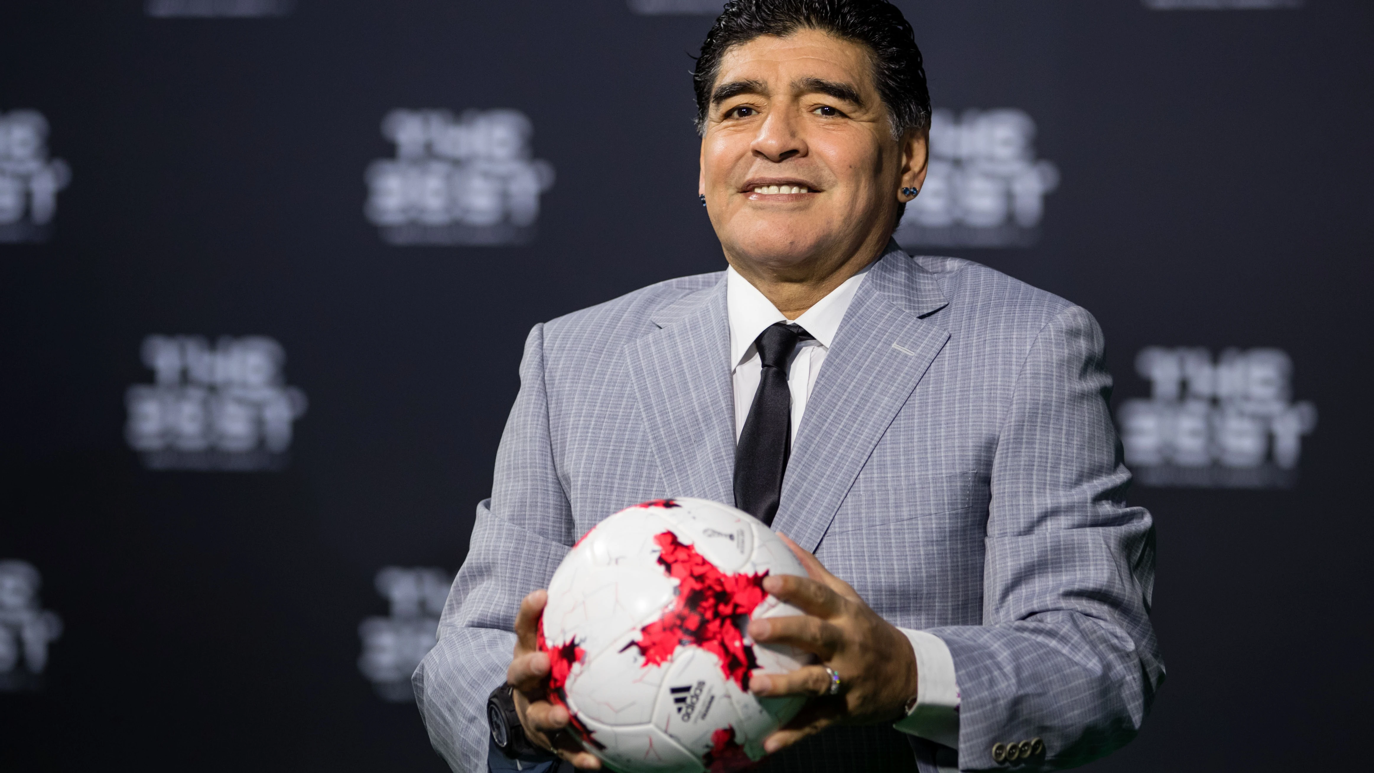 Maradona posando con un balón en los premios 'The Best'