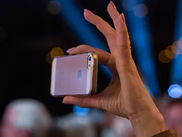 Un usuario con su iPhone Un usuario con su iPhone
