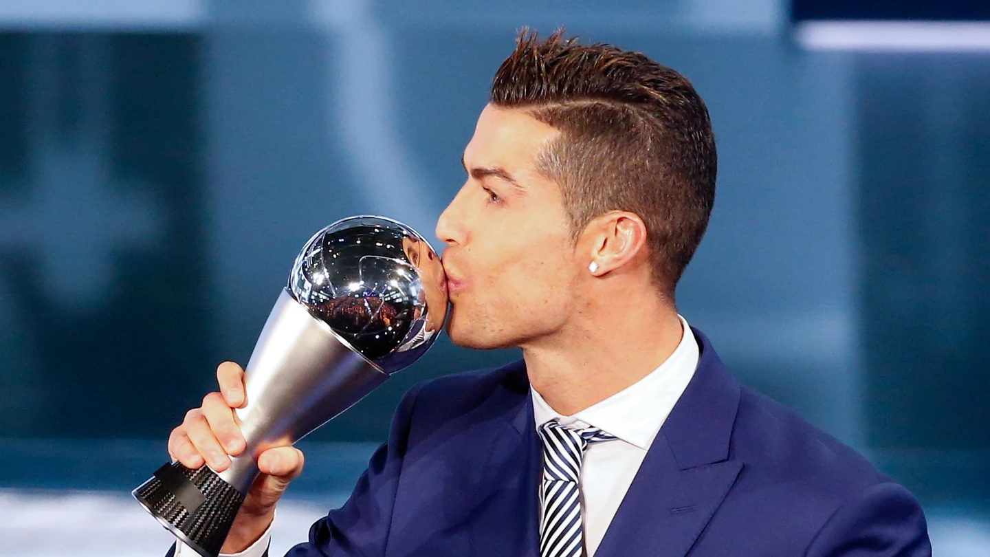 Cristiano Ronaldo besando el premio 'The Best' a 'Mejor Jugador' de la FIFA Cristiano Ronaldo besando el premio 'The Best' a 'Mejor Jugador' de la FIFA