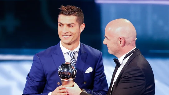 Cristiano Ronaldo recibiendo el premio 'The Best' a 'Mejor Jugador' por la FIFA Cristiano Ronaldo recibiendo el premio 'The Best' a 'Mejor Jugador' por la FIFA