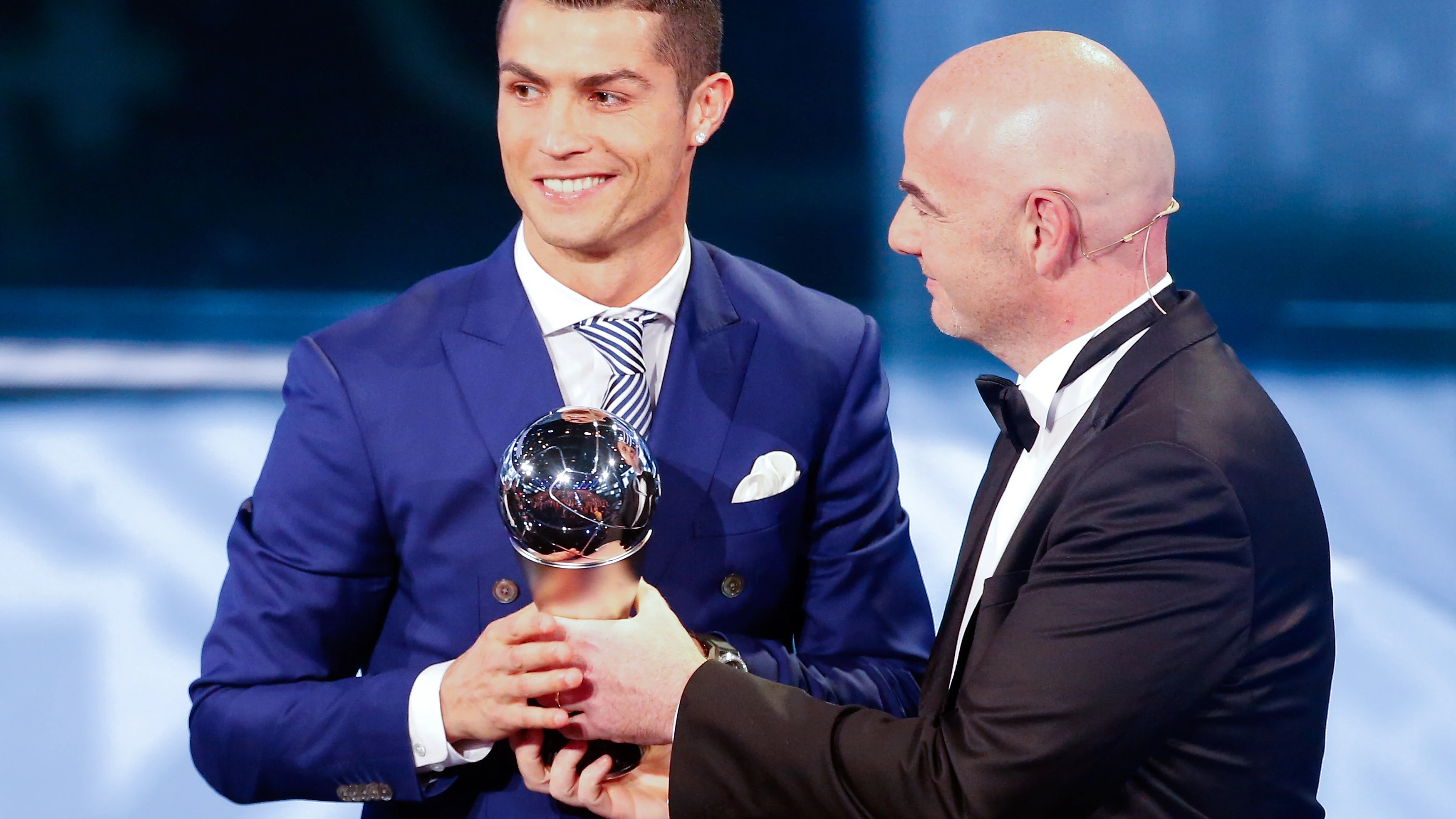 Cristiano Ronaldo recibiendo el premio 'The Best' a 'Mejor Jugador' por la FIFA