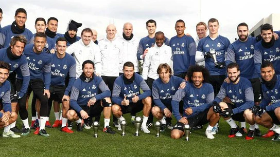 La plantilla del Real Madrid posa con los trofeos de la gala The Best La plantilla del Real Madrid posa con los trofeos de la gala The Best