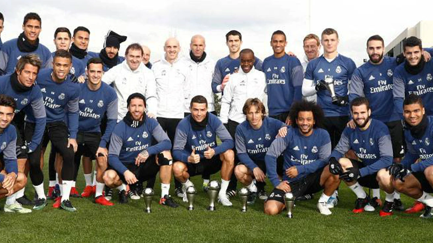 La plantilla del Real Madrid posa con los trofeos de la gala The Best La plantilla del Real Madrid posa con los trofeos de la gala The Best